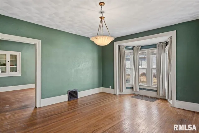 $129,900 | 313 West Van Buren Street, Greenview, IL 62642