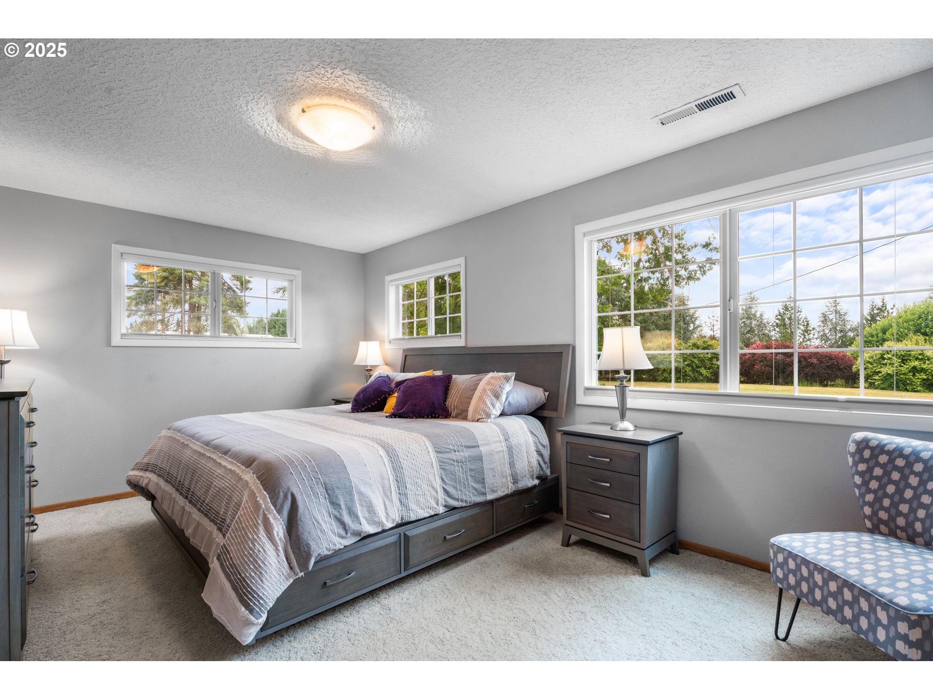 8747 South Heinz Road Canby, OR 97013 - Photo 17 of 48 a bedroom with a bed and a lamp