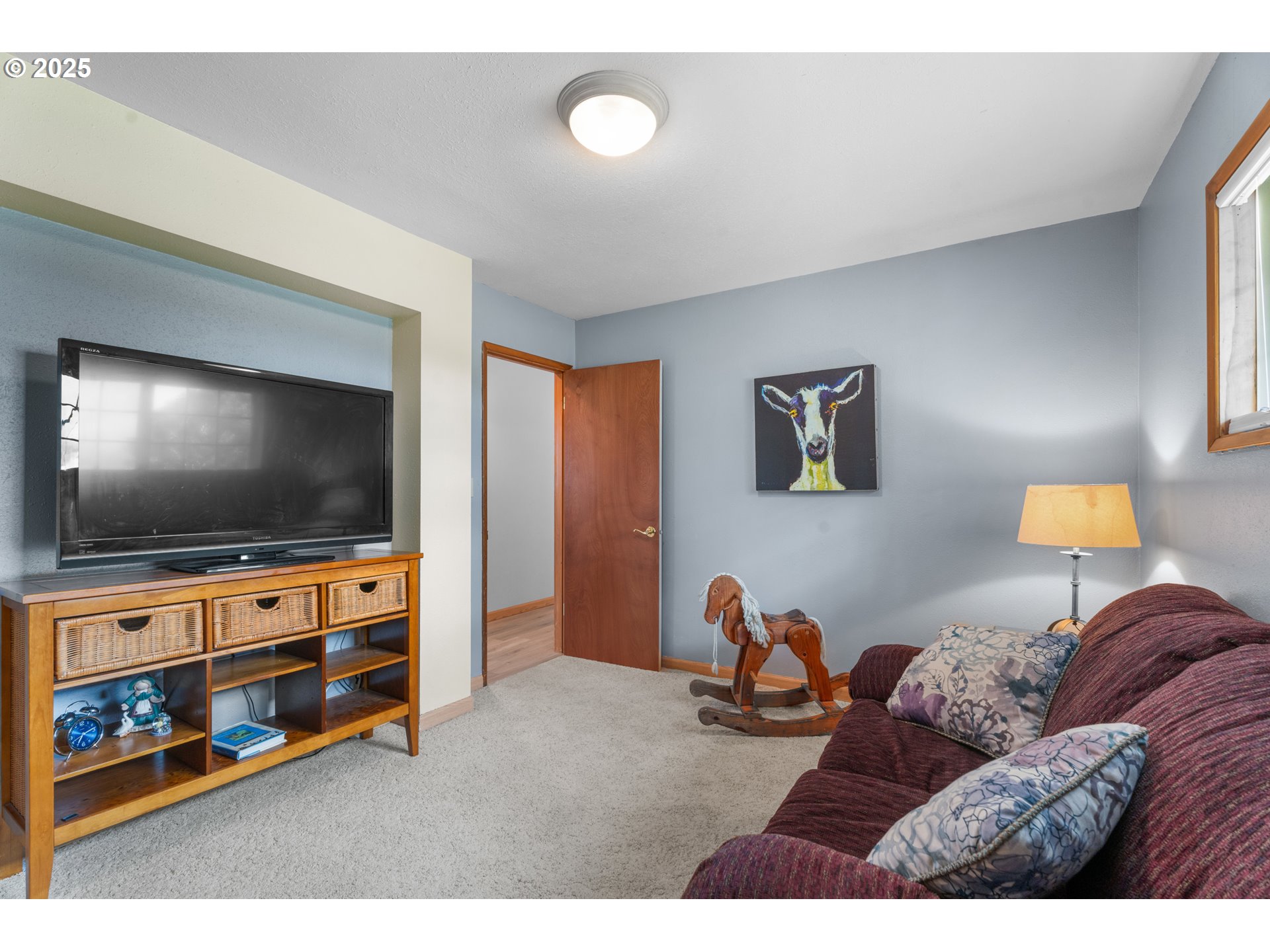 8747 South Heinz Road Canby, OR 97013 - Photo 20 of 48 a living room with furniture and a flat screen tv