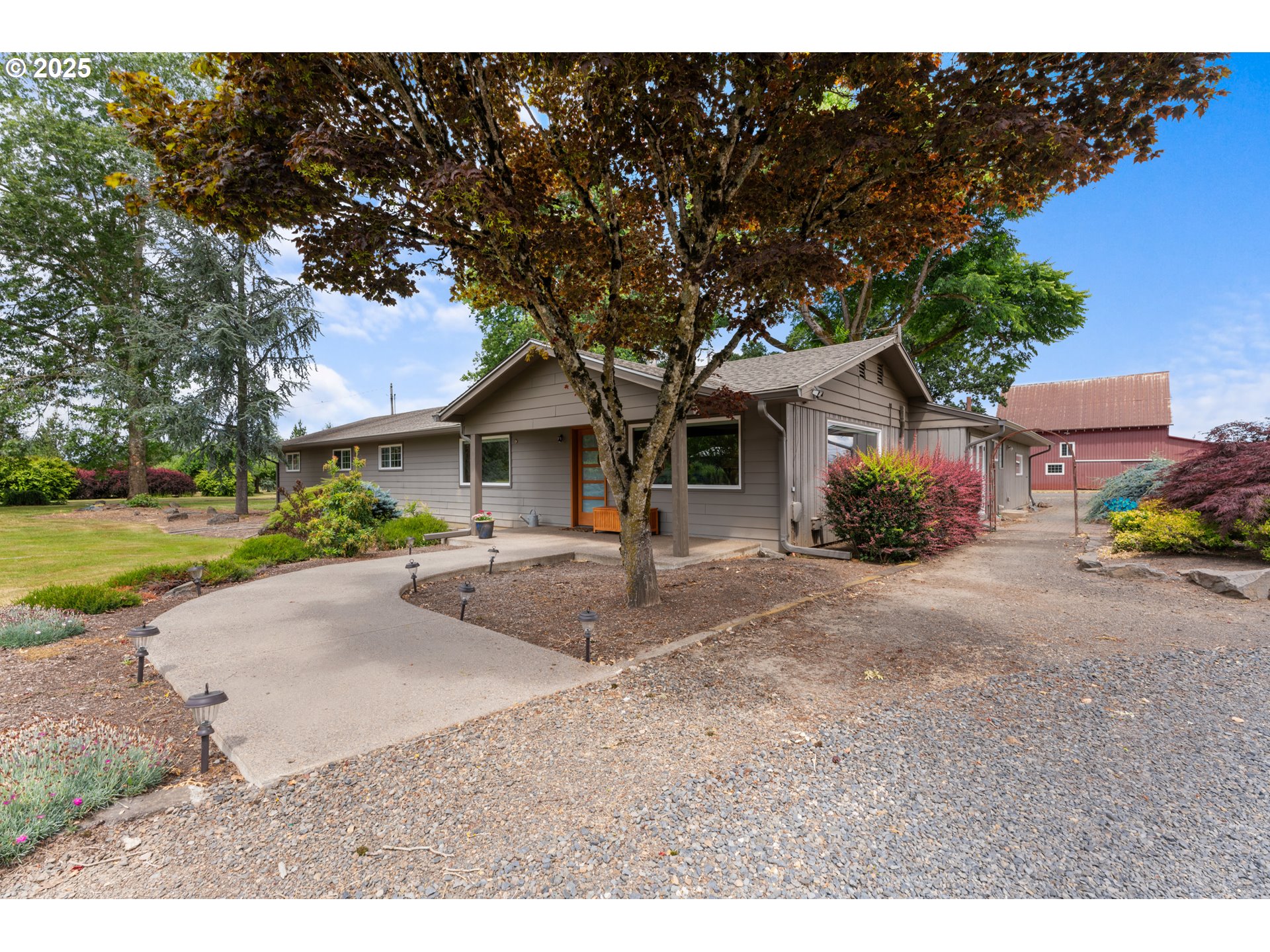 8747 South Heinz Road Canby, OR 97013 - Photo 2 of 48 a front view of a house with garden and a tree