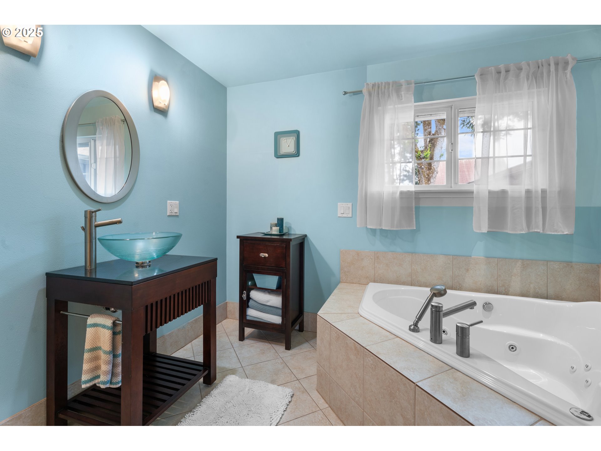 8747 South Heinz Road Canby, OR 97013 - Photo 21 of 48 a bathroom with a sink mirror and a bathtub