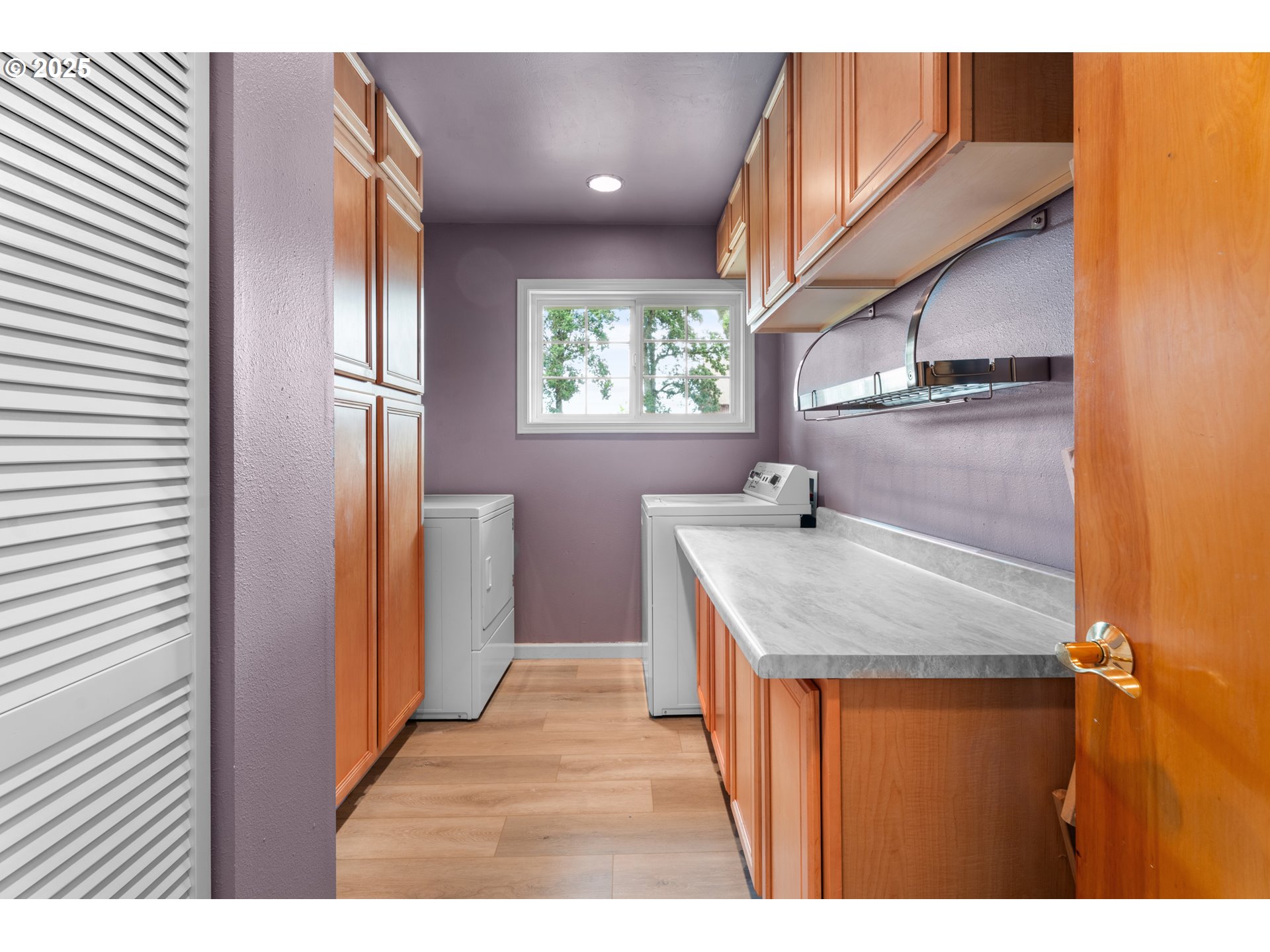 8747 South Heinz Road Canby, OR 97013 - Photo 24 of 48 a kitchen that has a sink a refrigerator and a window