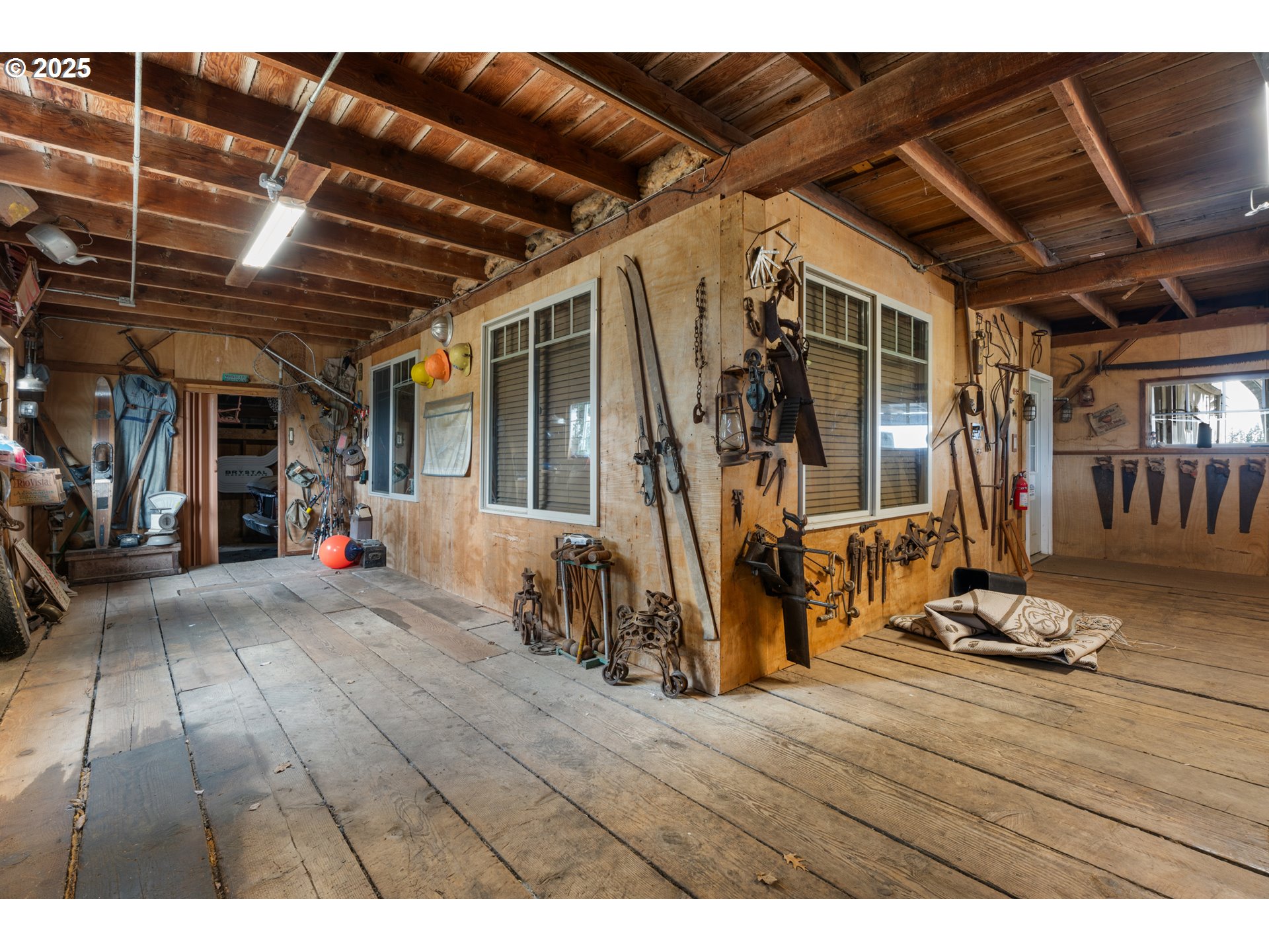 8747 South Heinz Road Canby, OR 97013 - Photo 28 of 48 a view of room with wooden floor