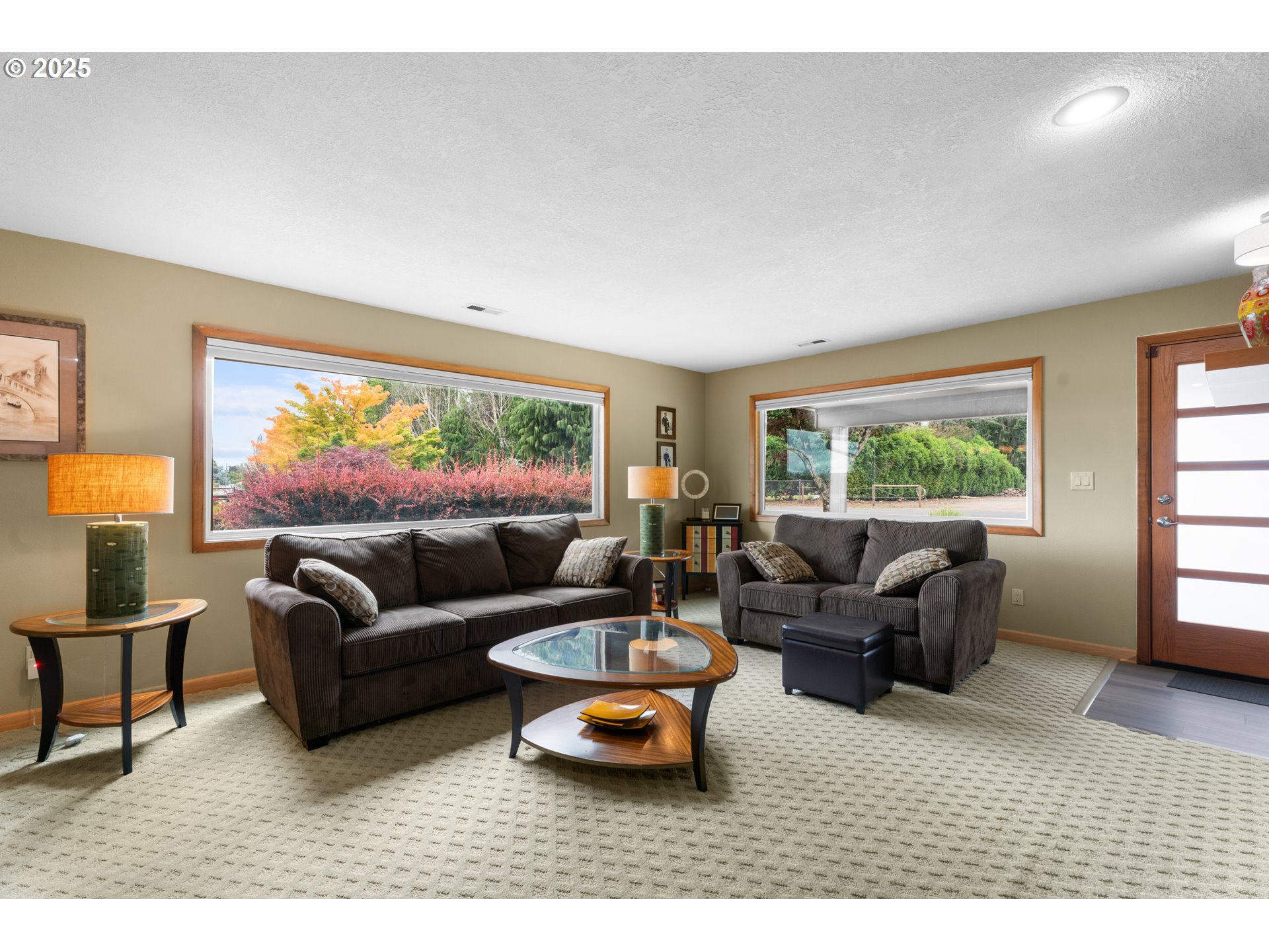 8747 South Heinz Road Canby, OR 97013 - Photo 5 of 48 a living room with furniture and a large window