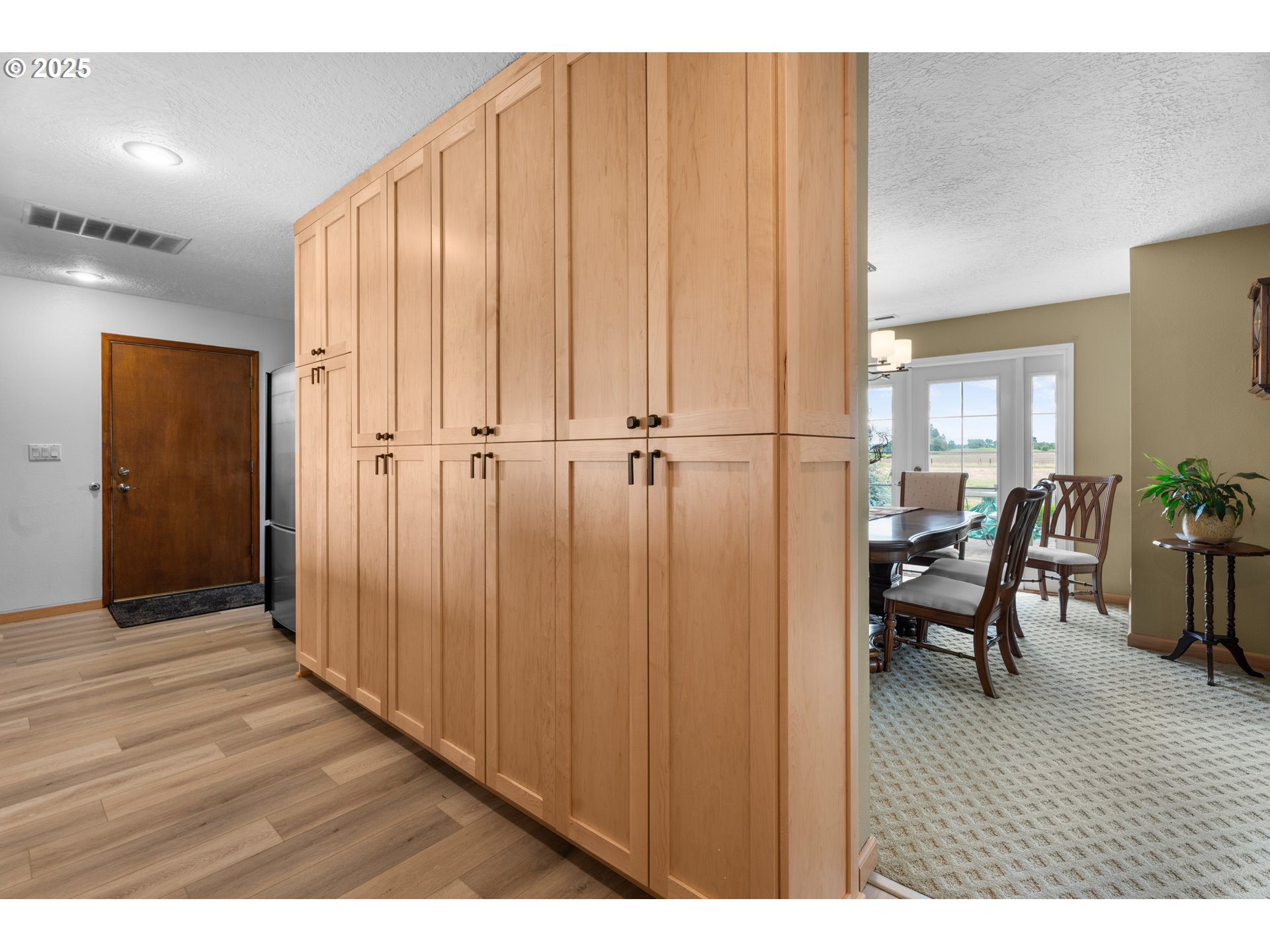 8747 South Heinz Road Canby, OR 97013 - Photo 10 of 48 a view of a hallway with wooden floor table and chairs