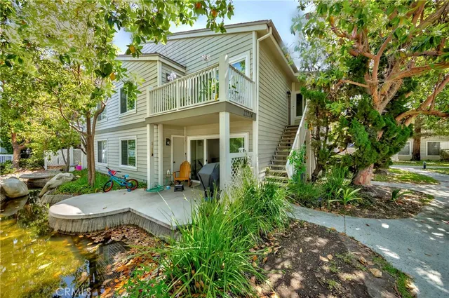 a view of a house with backyard