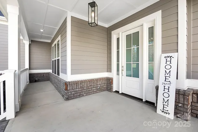 a view of an entryway with a livingroom
