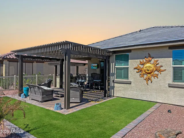a view of outdoor space yard and porch