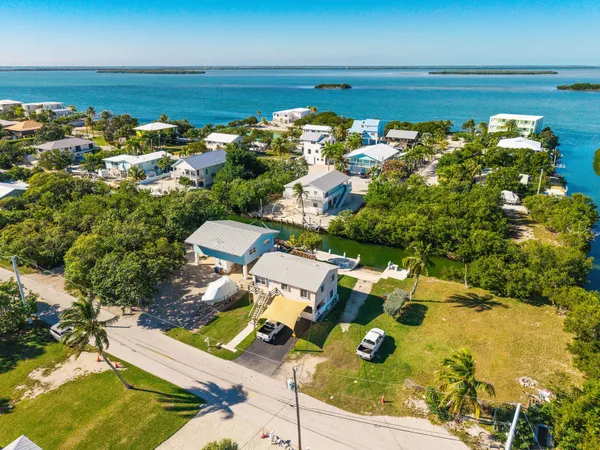a picture of a table and chairs