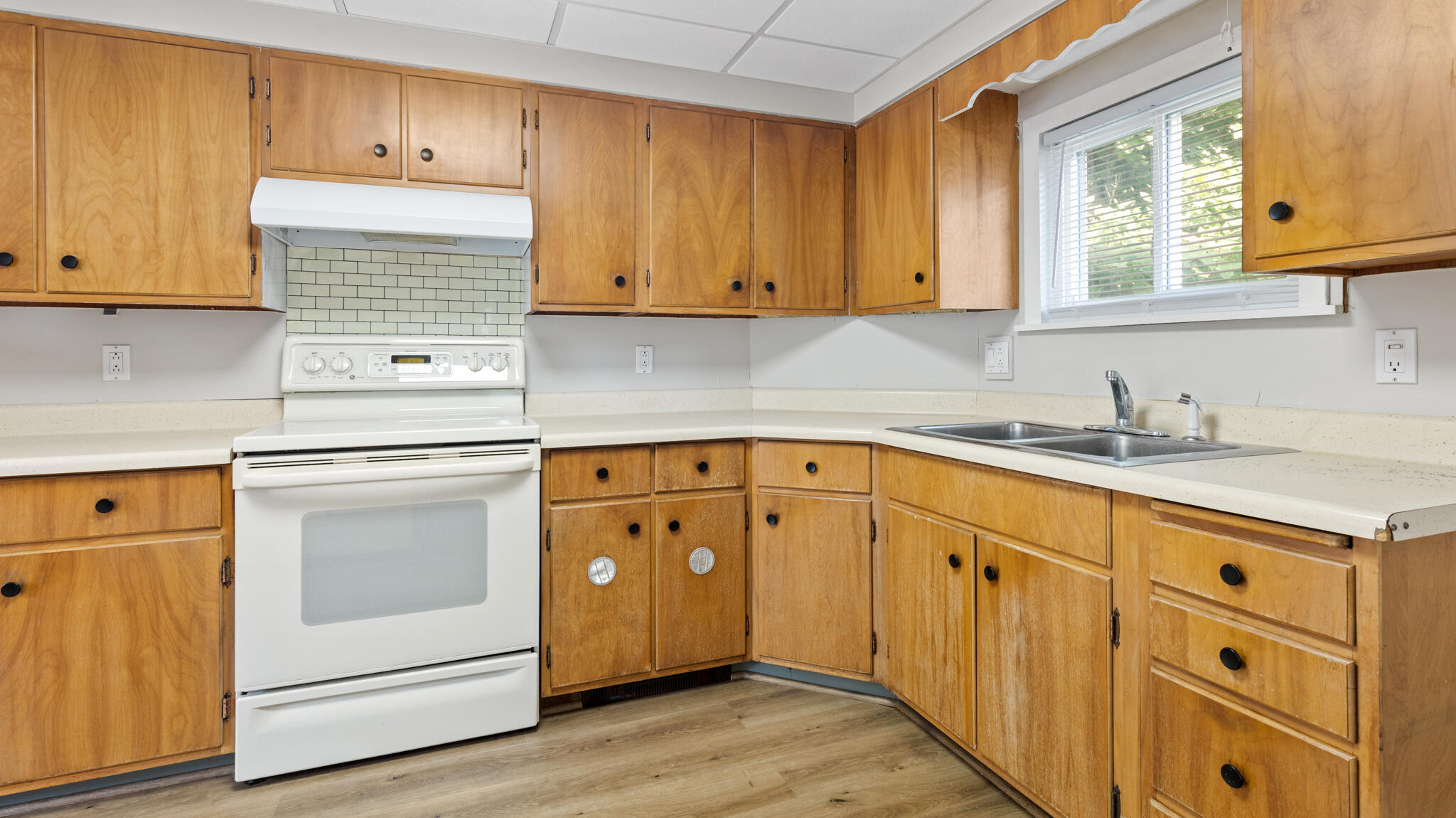 24 Warwick Street Bangor, ME 04401 - Photo 6 of 37 Kitchen