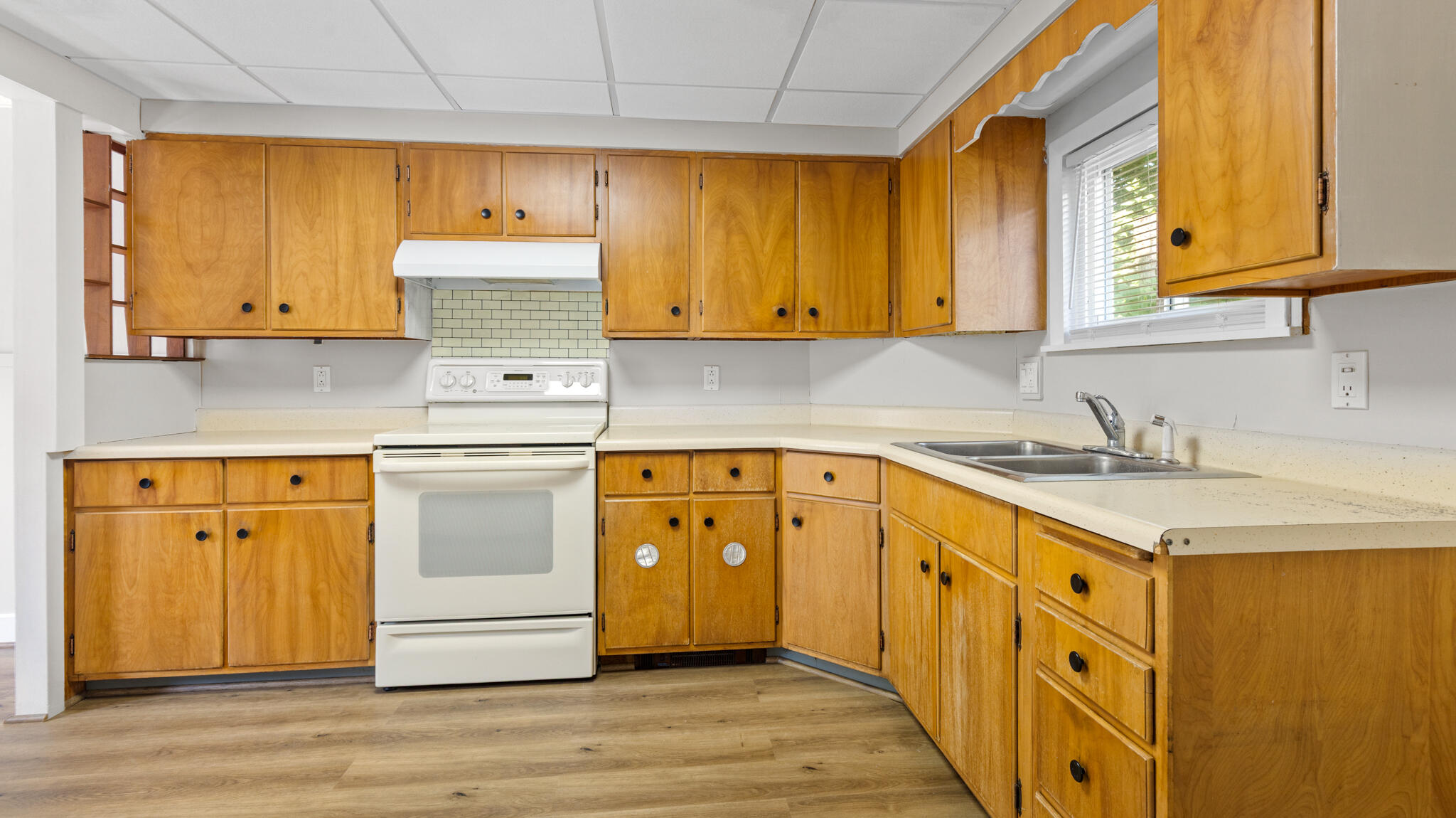 24 Warwick Street Bangor, ME 04401 - Photo 7 of 37 Kitchen
