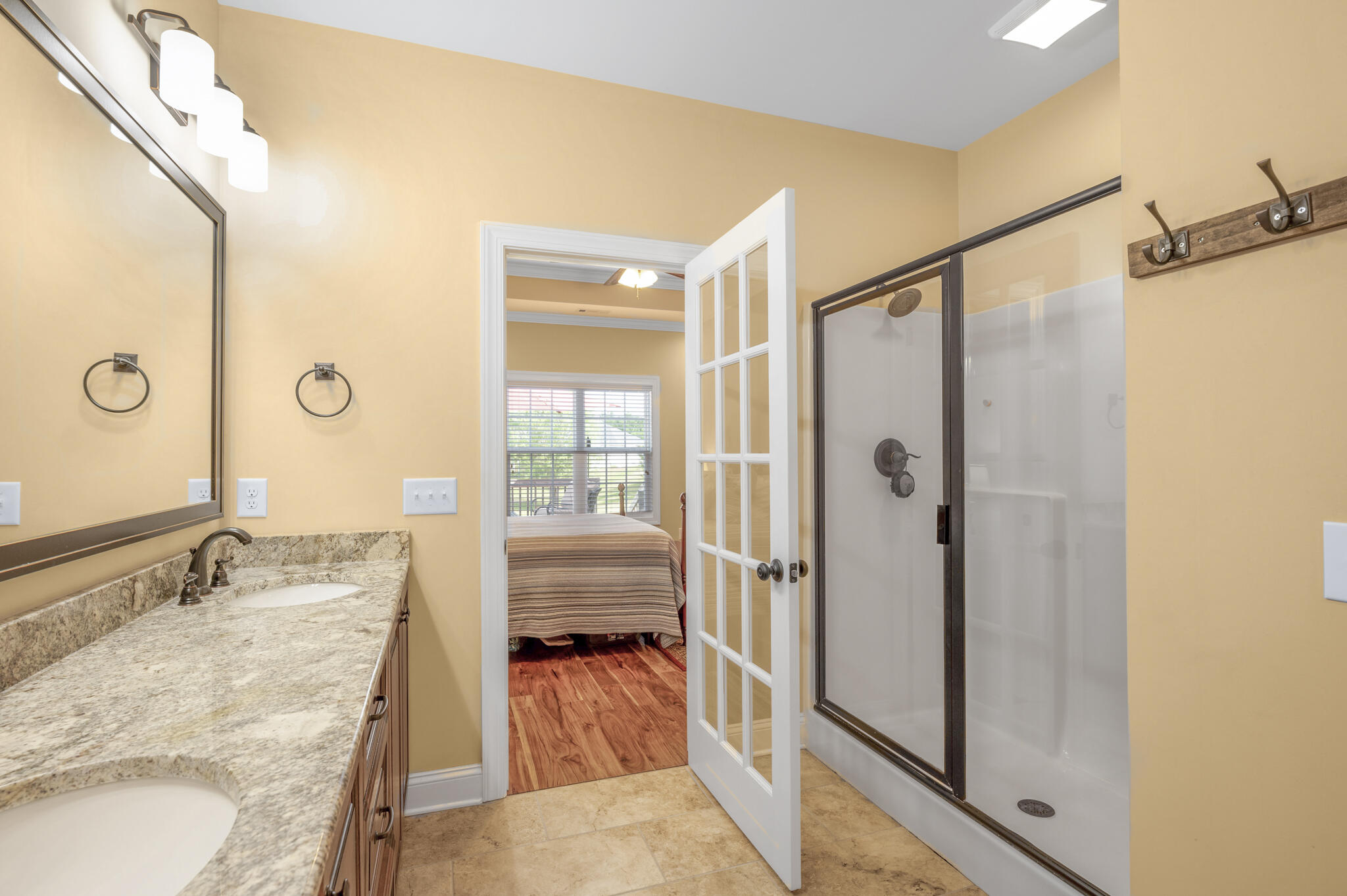 246 Southwest Regency Lane, Unit 101 Calhoun, GA 30701 - Photo 26 of 39 Bathroom Suite