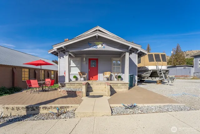 a view of a house with entertaining space