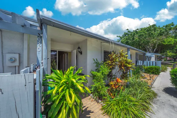 $270,000 | 3920 Southwest 69th Terrace, Unit 7S, Miramar, FL 33023