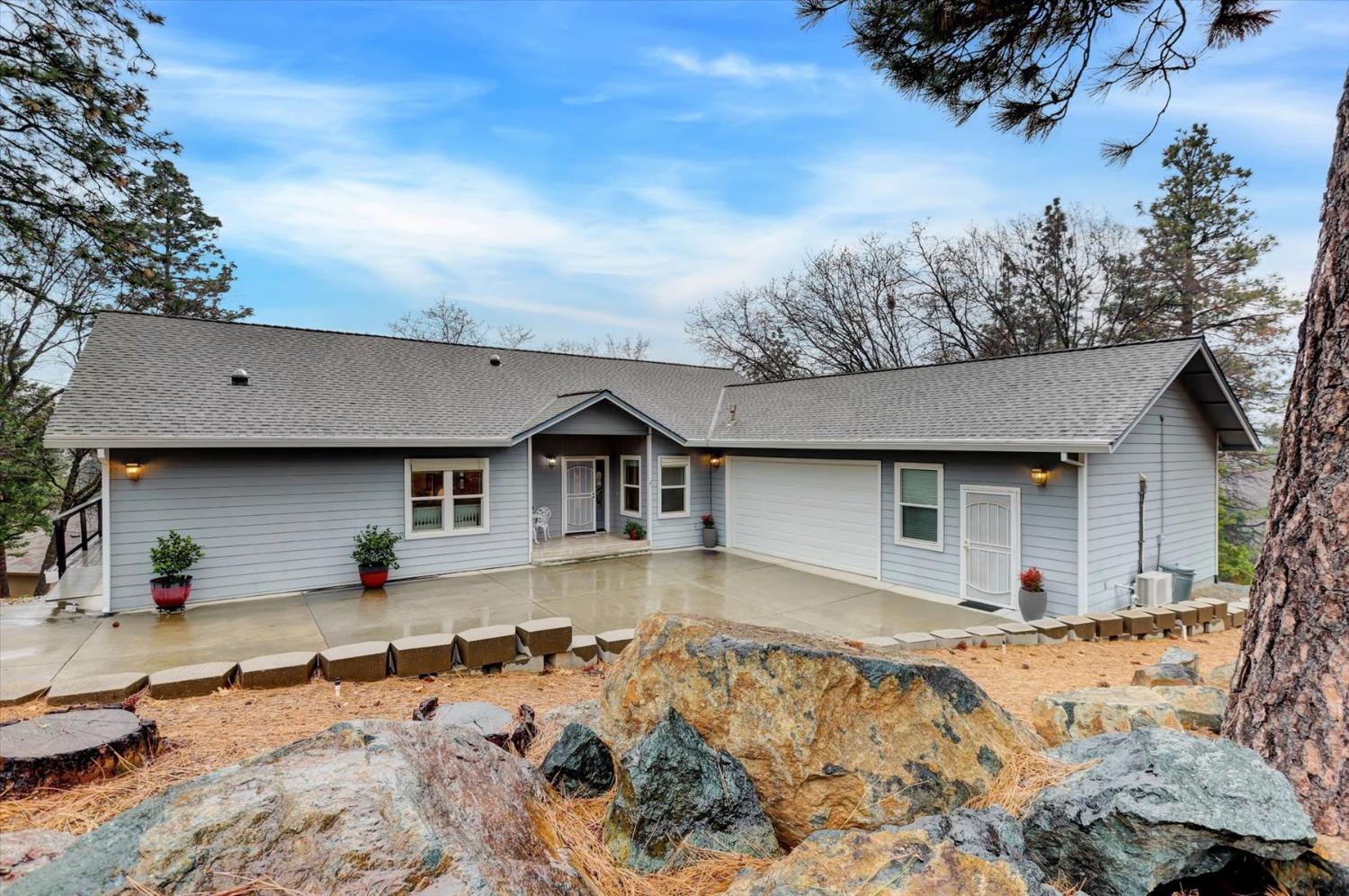 17036 Alice Way Grass Valley, CA 95949 - Photo 55 of 58 front view of a house with a yard