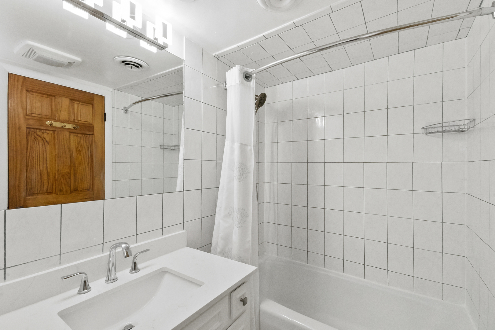 7200 North Ridge Boulevard, Unit 2K Chicago, IL 60645 - Photo 16 of 25 Gallery Image 16
