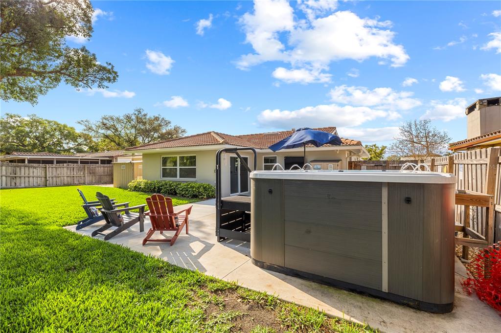 11781 68th Avenue Seminole, FL 33772 - Photo 34 of 60 a view of a patio with table and chairs with wooden fence