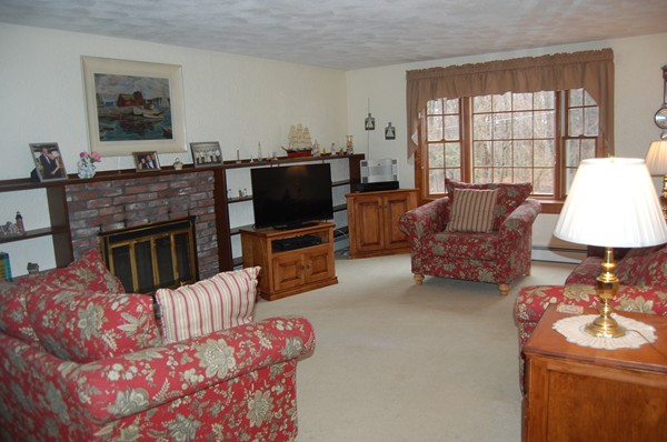 129 Pinecrest Road Holliston, MA 01746 - Photo 6 of 16 Gallery Image 6