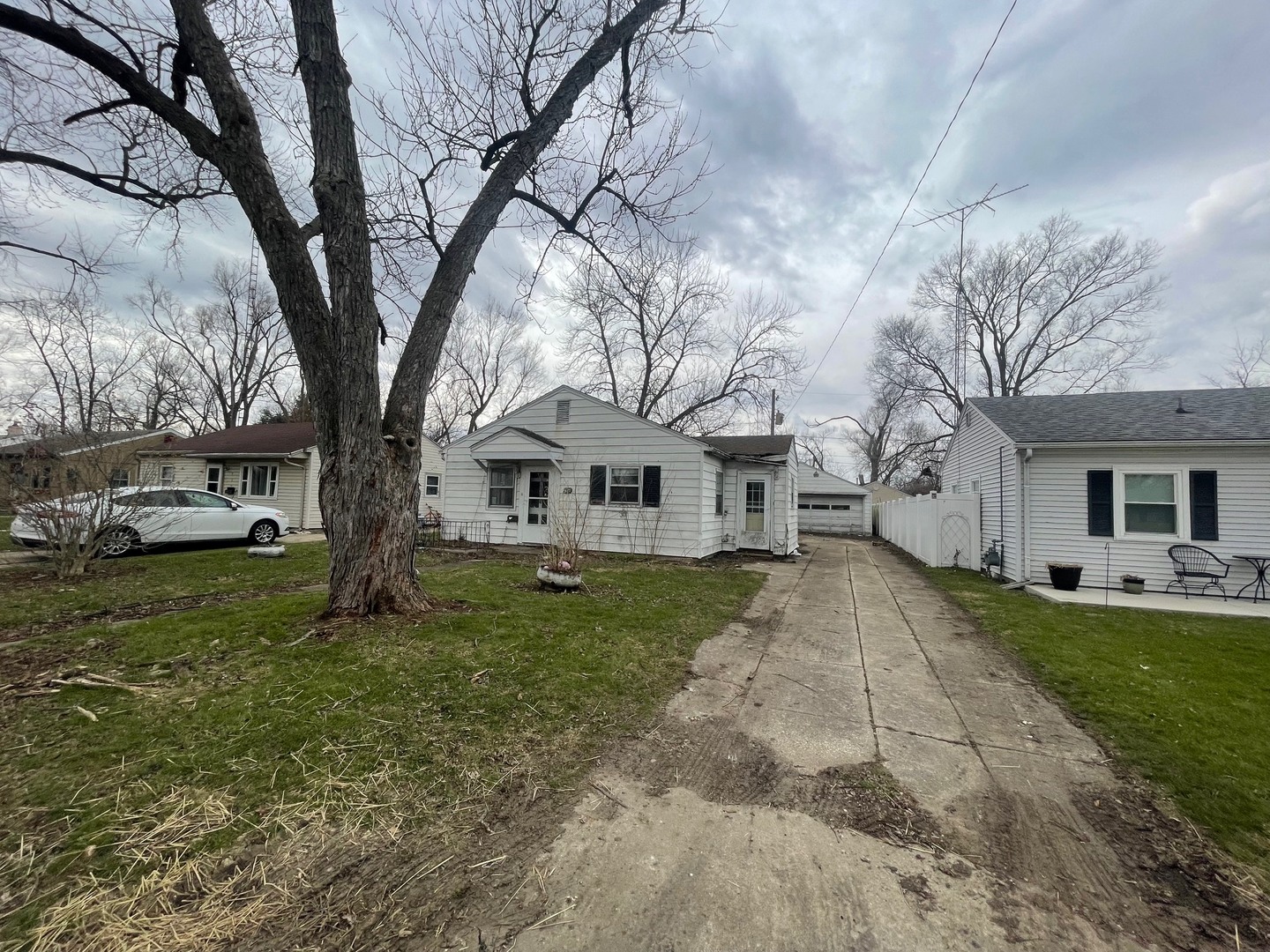 725 Webster Circle East Kankakee, IL 60901 - Photo 1 of 8 a view of a yard in front of a house with a large tree