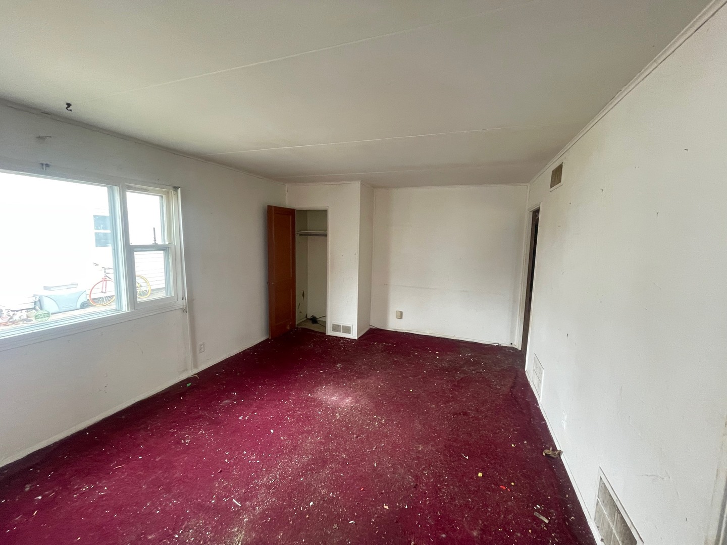 725 Webster Circle East Kankakee, IL 60901 - Photo 5 of 8 an empty room with windows