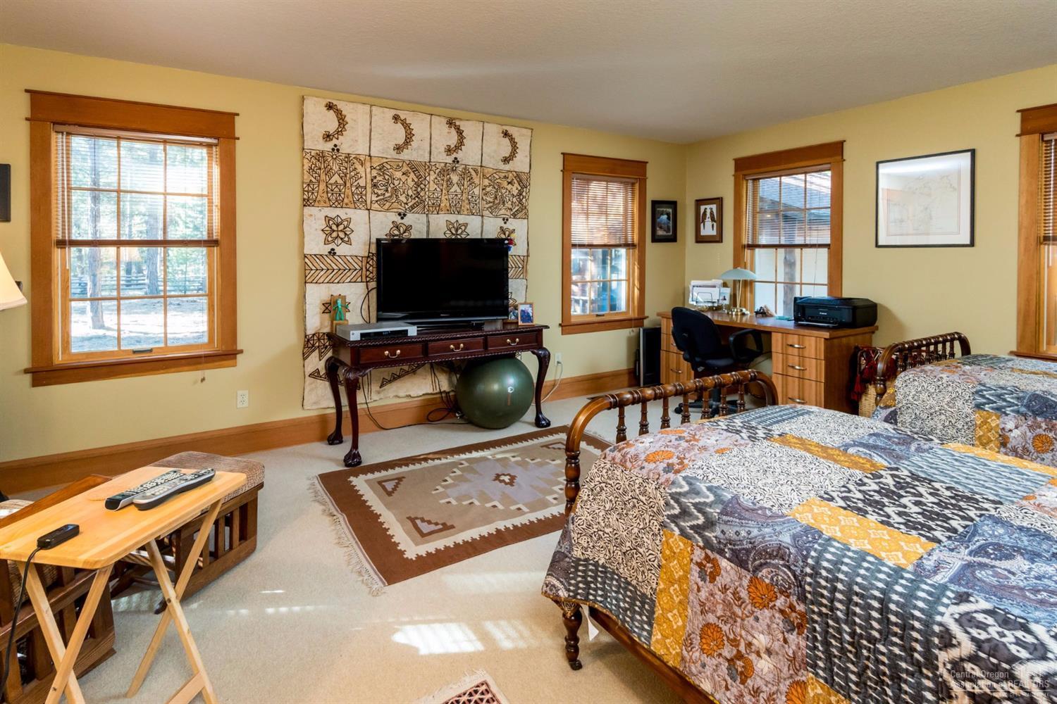 56740 Spring River Loop Bend, OR 97707 - Photo 9 of 25 Gallery Image 9