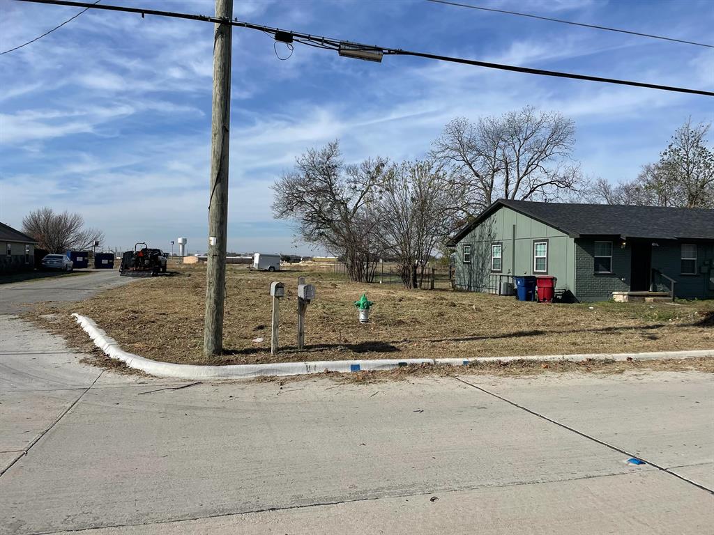 400 Nunnalee Avenue Van Alstyne, TX 75495 - Photo 8 of 11 a view of a house with a yard