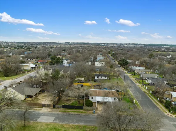 $1,300 | 901 Valdez Street, Unit A, Austin, TX 78741