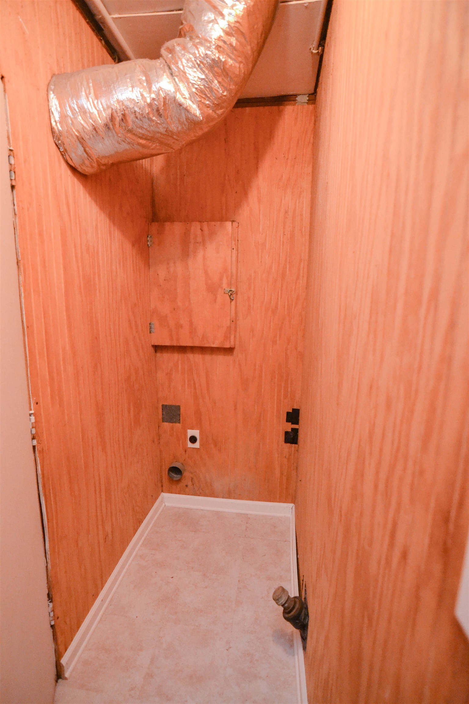 5227 Millbranch Road Memphis, TN 38116 - Photo 13 of 19 a bathroom with a shower curtain