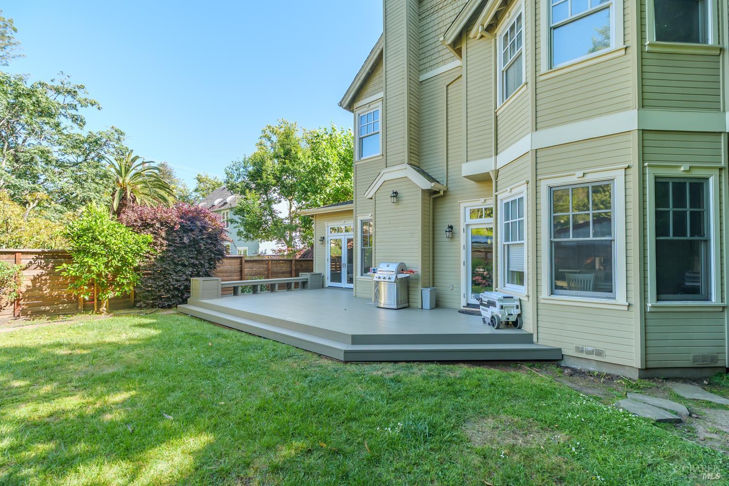 8 Center Street San Rafael, CA 94901 - Photo 4 of 34