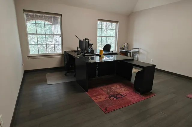 a view of a house with backyard