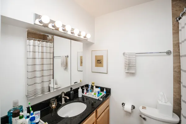 $294,000 | 525 West Hawthorne Place, Unit 2706, Chicago, IL 60657