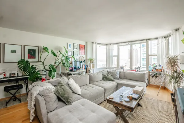 $294,000 | 525 West Hawthorne Place, Unit 2706, Chicago, IL 60657