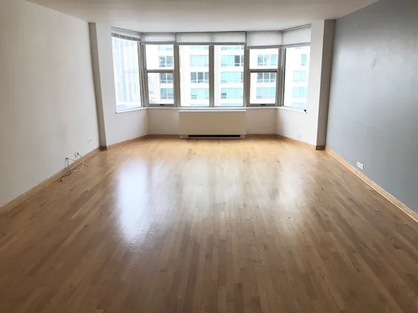 $294,000 | 525 West Hawthorne Place, Unit 2706, Chicago, IL 60657