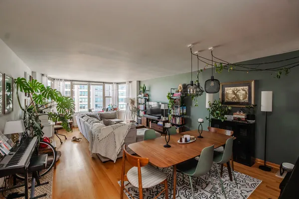 $294,000 | 525 West Hawthorne Place, Unit 2706, Chicago, IL 60657