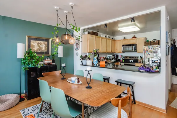 $294,000 | 525 West Hawthorne Place, Unit 2706, Chicago, IL 60657