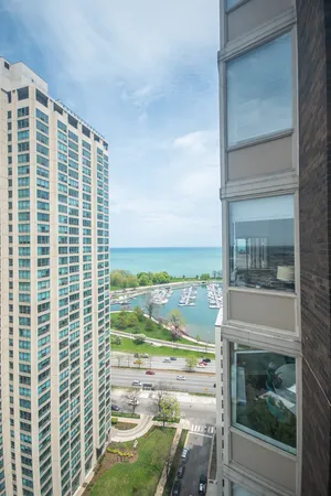 $294,000 | 525 West Hawthorne Place, Unit 2706, Chicago, IL 60657