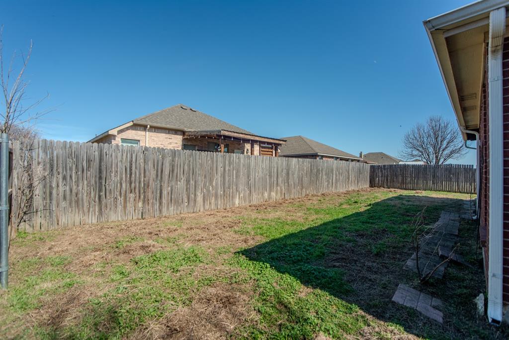 2005 Ridgeview Court Sanger, TX 76266 - Photo 18 of 20 a backyard of a house