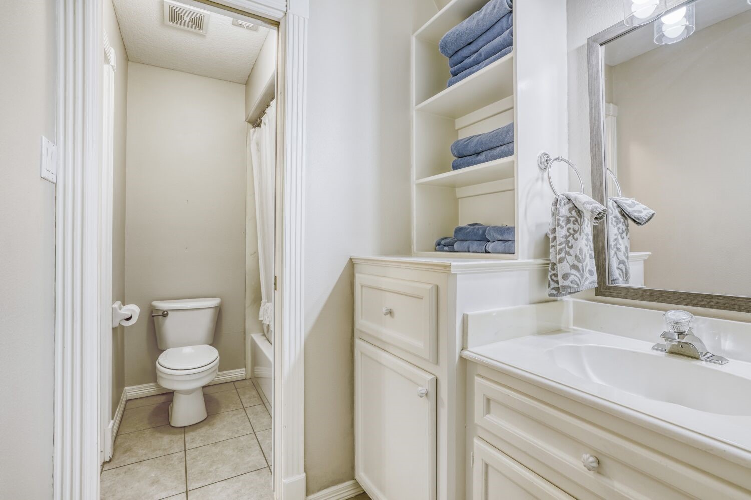 5308 Mountain Grove Court Spring, TX 77379 - Photo 27 of 31 The upstairs Jack and Jill bathroom includes separate vanities with sinks on each side, combining style, functionality, and privacy for two bedrooms.