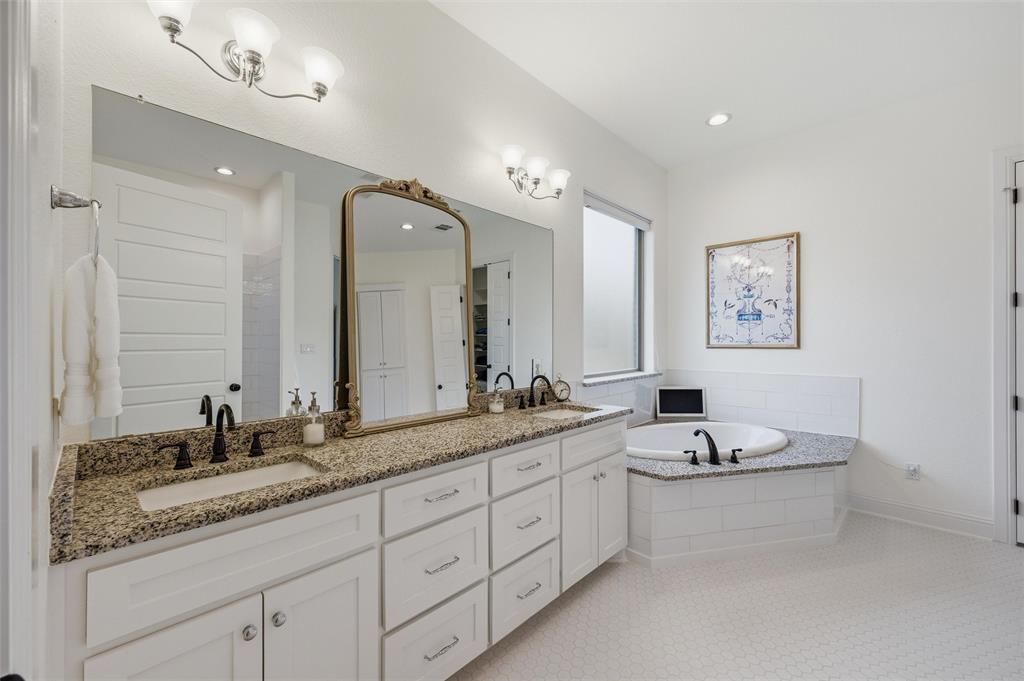 318 Arapahoe Ridge Weatherford, TX 76087 - Photo 18 of 40 Primary bathroom with soaking tub