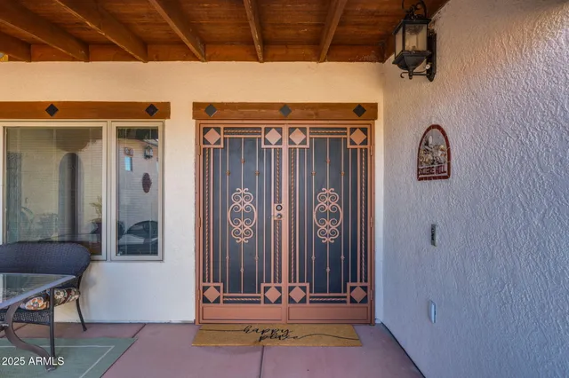 a en suite bathroom with a double vanity sink and a mirror