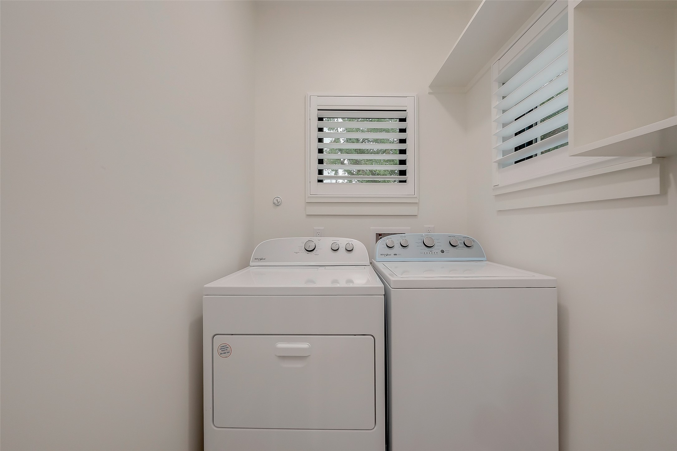 2702 Delano Street Houston, TX 77004 - Photo 14 of 45 a utility room with dryer and washer