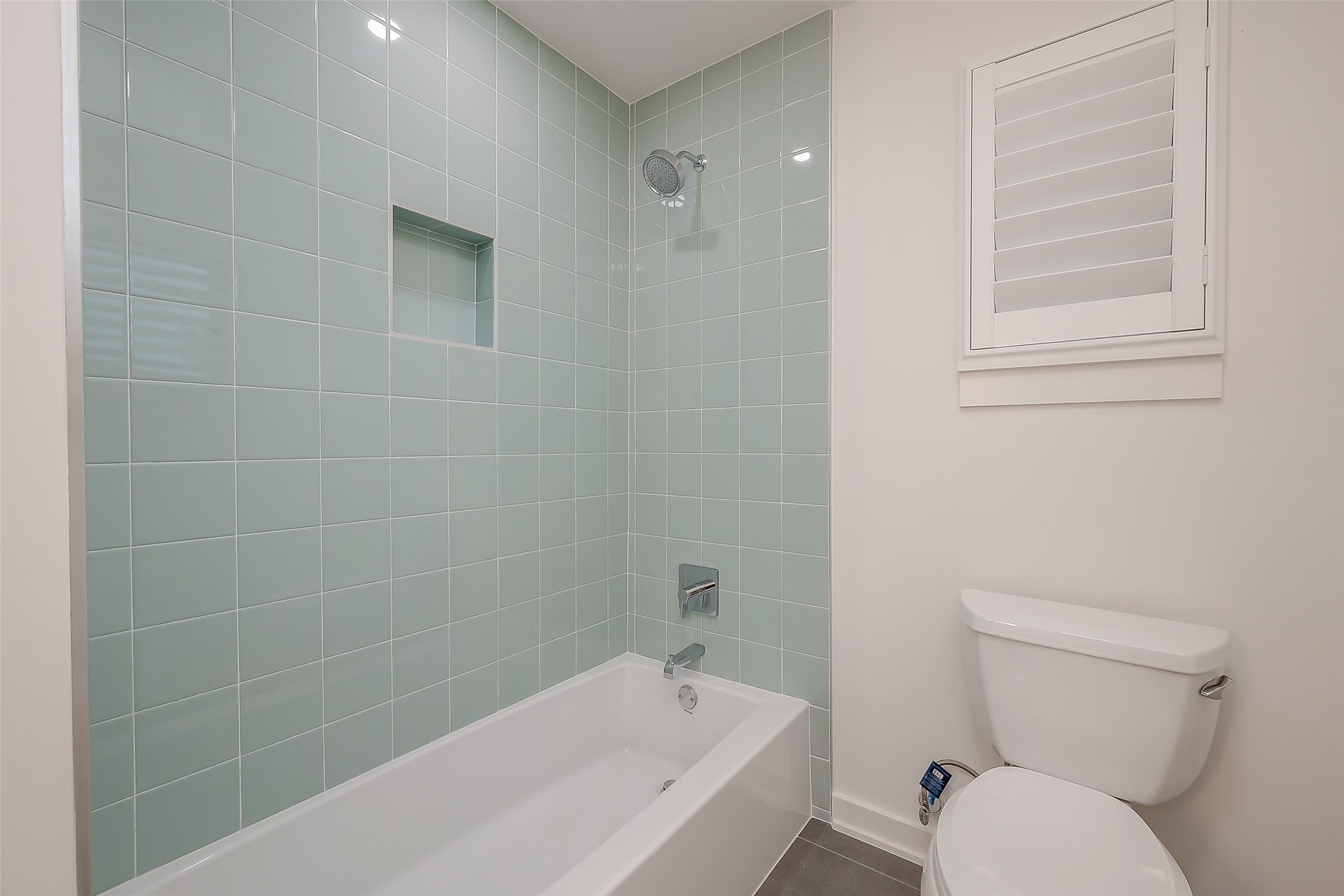 2702 Delano Street Houston, TX 77004 - Photo 36 of 45 a bathroom with a toilet and bathtub