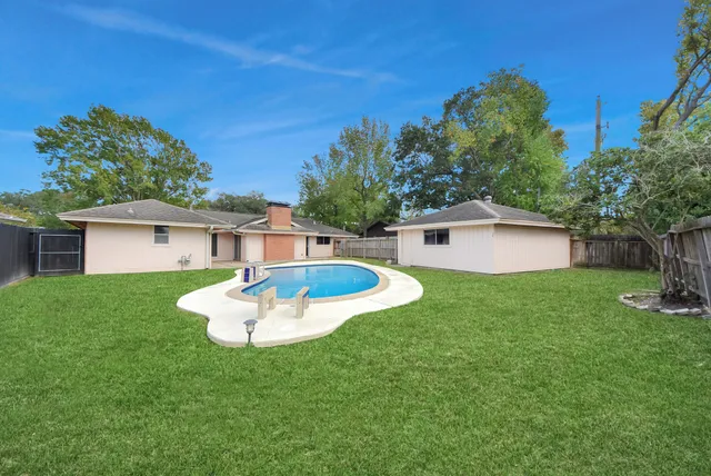 a view of a house with a backyard