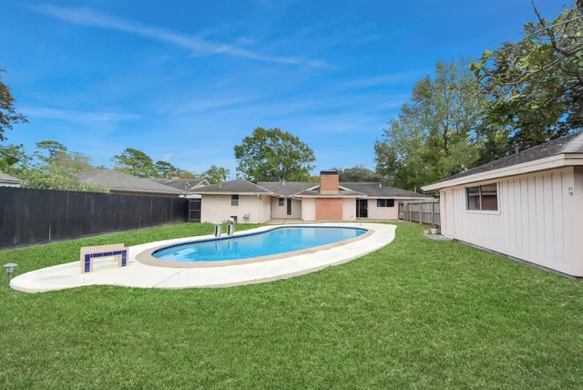 a view of a house with a backyard