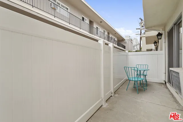 a view of entryway with seating area