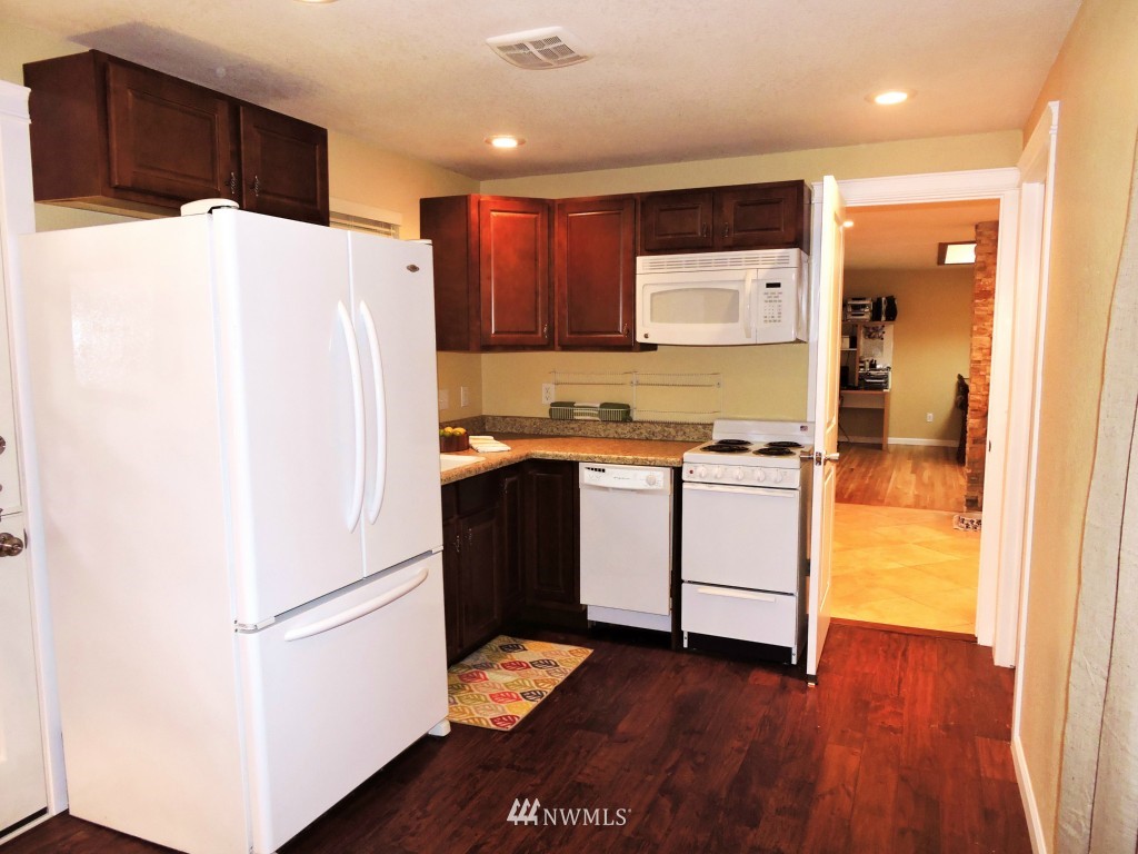 4614 Northeast 24th Street Renton, WA 98059 - Photo 19 of 25
