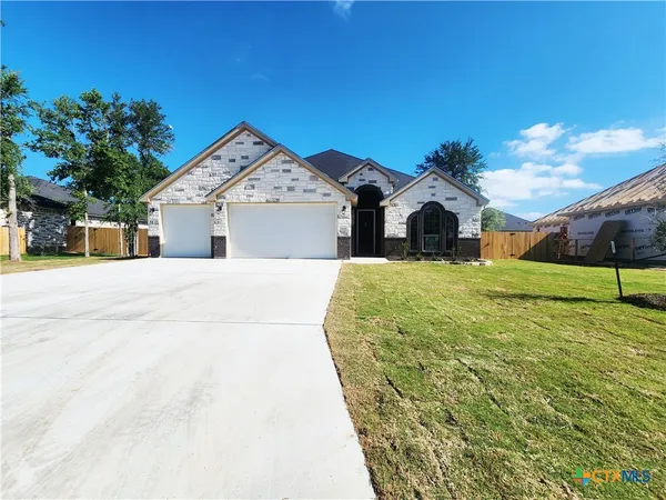 a view of a house with yard and garage