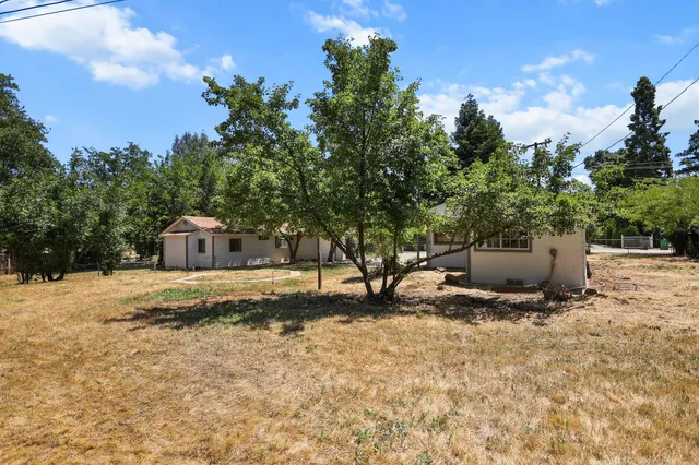 a view of a outdoor space with a house in the background