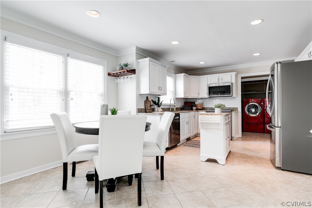 3300 East Weyburn Road Richmond, VA 23235 - Photo 20 of 46 a living room with furniture a kitchen view and a window