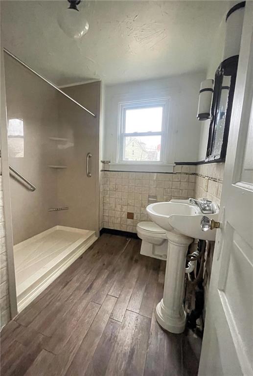 424 Ridge Avenue New Kensington, PA 15068 - Photo 7 of 15 a bathroom with a sink and mirror